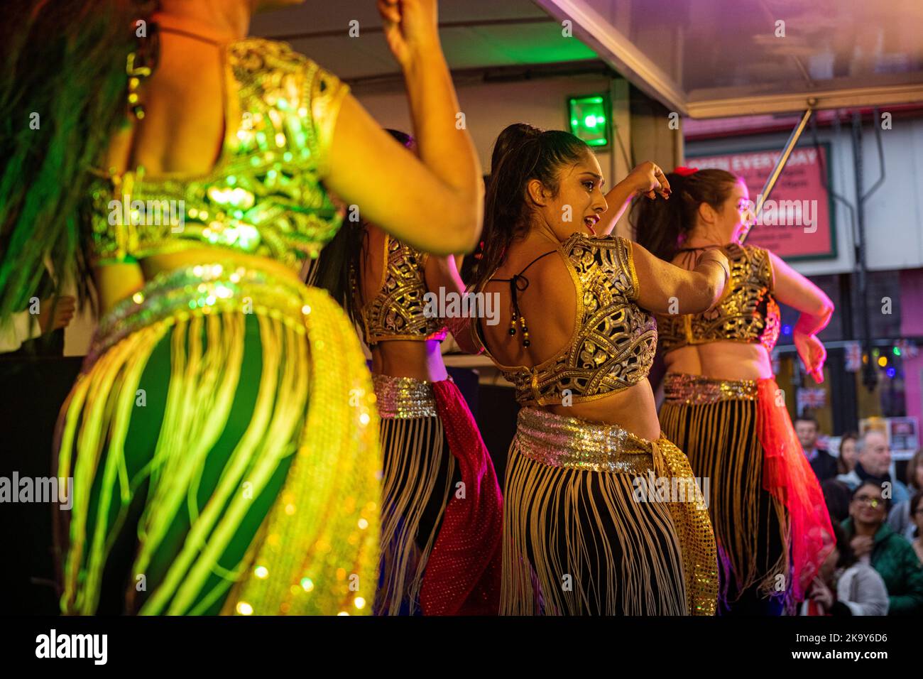 Danseurs sur scène sous la pluie pour un spectacle de Divali à Tooting, Londres Banque D'Images