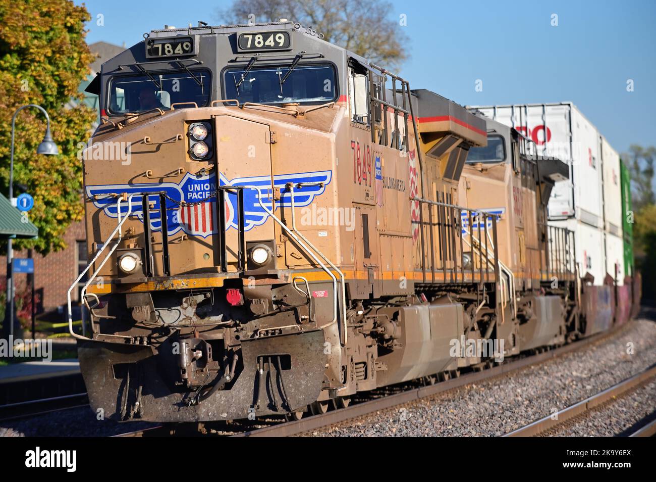 Winfield, Illinois, États-Unis. Deux locomotives dirigent un train de marchandises intermodal Union Pacific Railroad autour d'une courbe et à travers une banlieue de Chicago. Banque D'Images