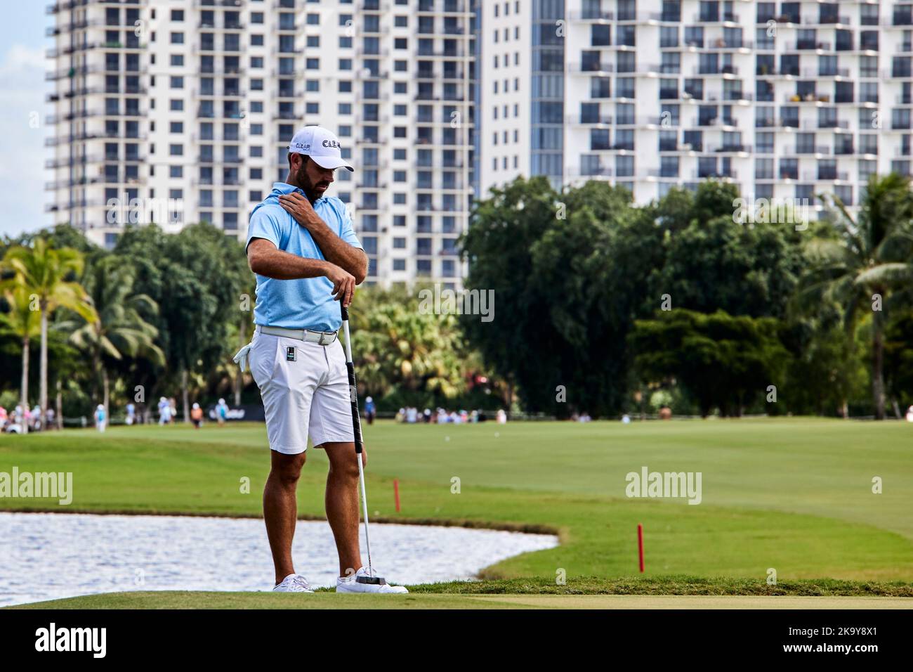 Miami, FL, États-Unis. 30th octobre 2022. Charl Schwartzel v Patrick Reed joue un tir du 18th trous lors de la finale du championnat de l'équipe de golf du LIV à Miami au Doral National de Trump à Miami, Doral, Florida Sunday, 30 octobre 2022. Credit: Yaroslav Sabitov/YES Market Media/Alay Live News Banque D'Images