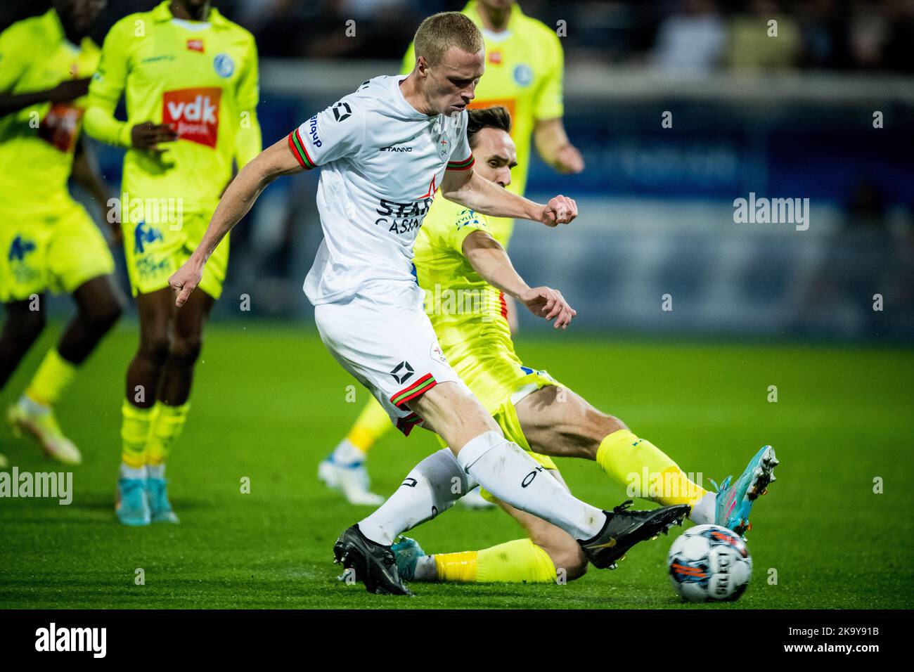 Louis Patris d'OHL et Sven Kums de Gand se battent pour le ballon lors d'un match de football entre Oud-Heverlee Leuven et KAA Gent, dimanche 30 octobre 2022 à Louvain, le 15 e jour de la première division du championnat belge de la « Jupiler Pro League » 2022-2023. BELGA PHOTO JASPER JACOBS Banque D'Images