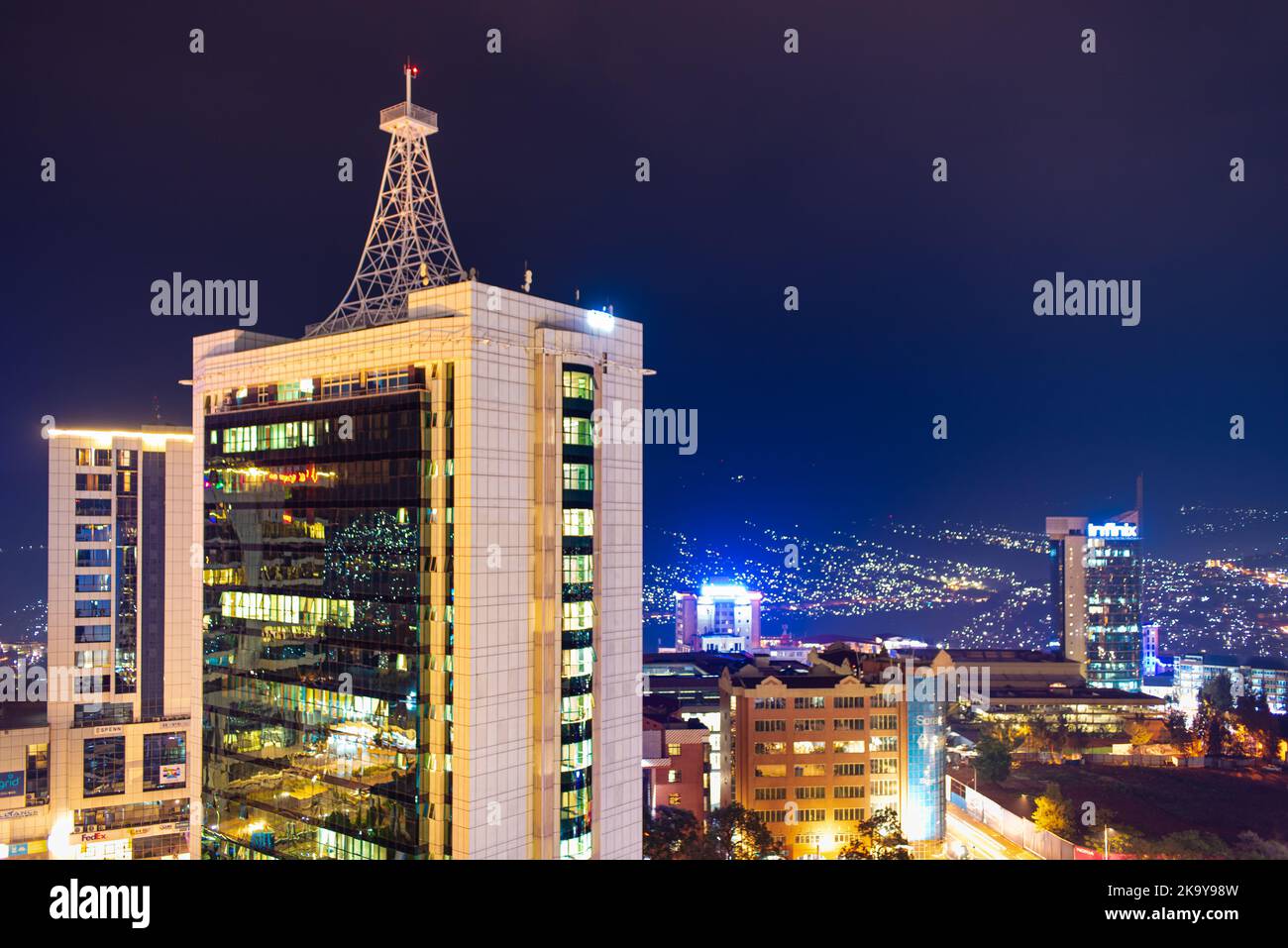 Kigali, Rwanda - 17 août 2022 : le centre-ville de Kigali s'illumine la nuit avec la place de la pension, la tour de la ville et d'autres bâtiments en vue. Banque D'Images