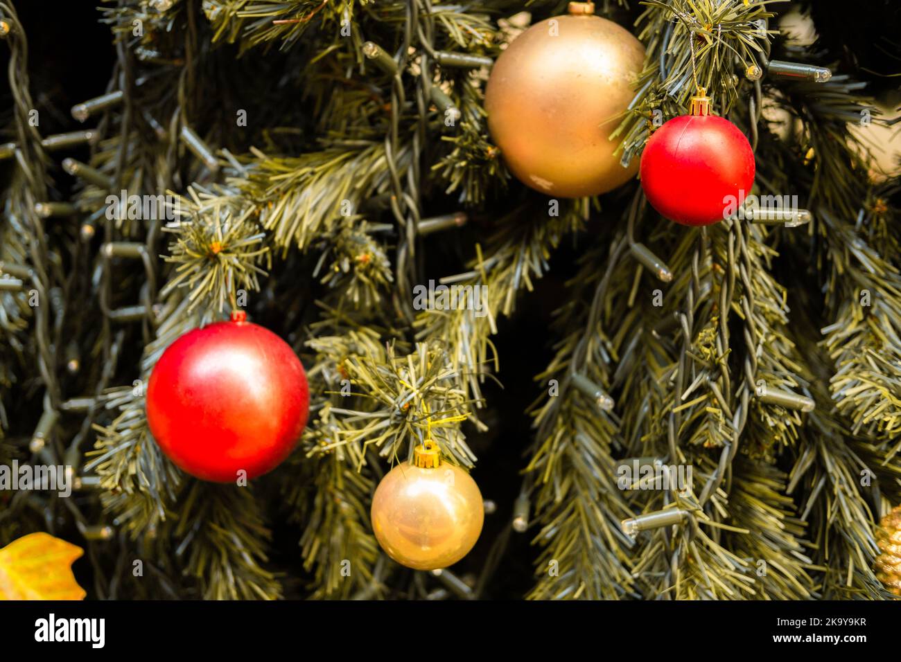 Photo horizontale en gros plan d'un arbre de Noël décoré avec des boules de Noël Banque D'Images