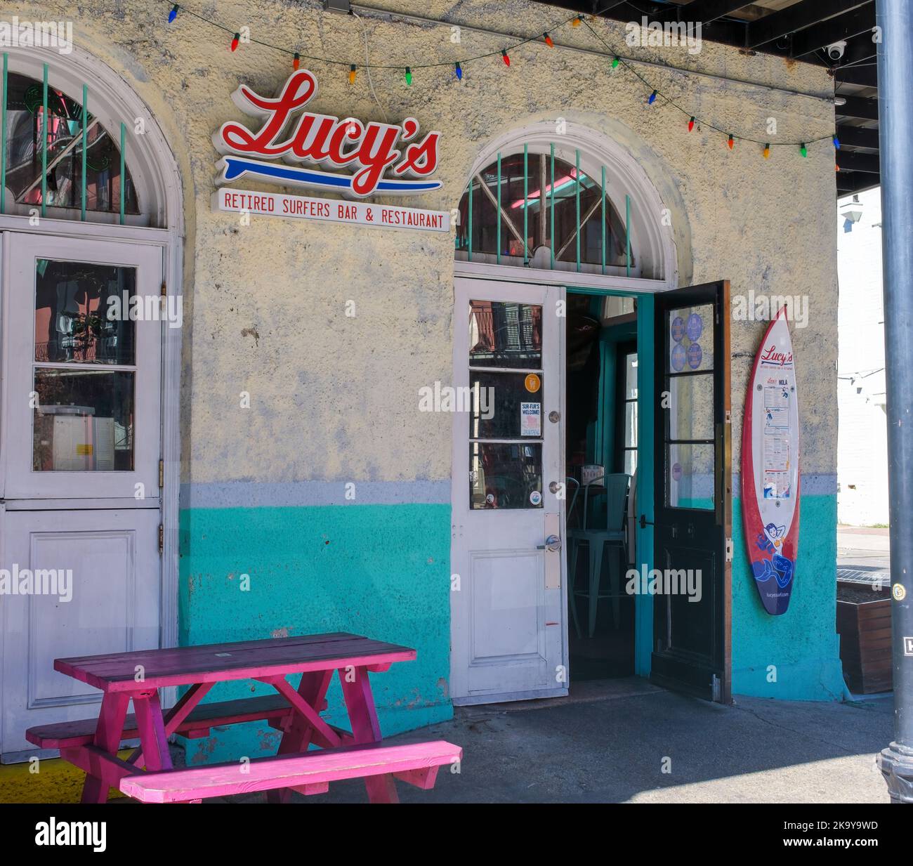 LA NOUVELLE-ORLÉANS, LA, États-Unis - 26 OCTOBRE 2022 : entrée au bar et restaurant Lucy's Surfers sur la rue Tchoupitoulas dans le quartier des entrepôts Banque D'Images