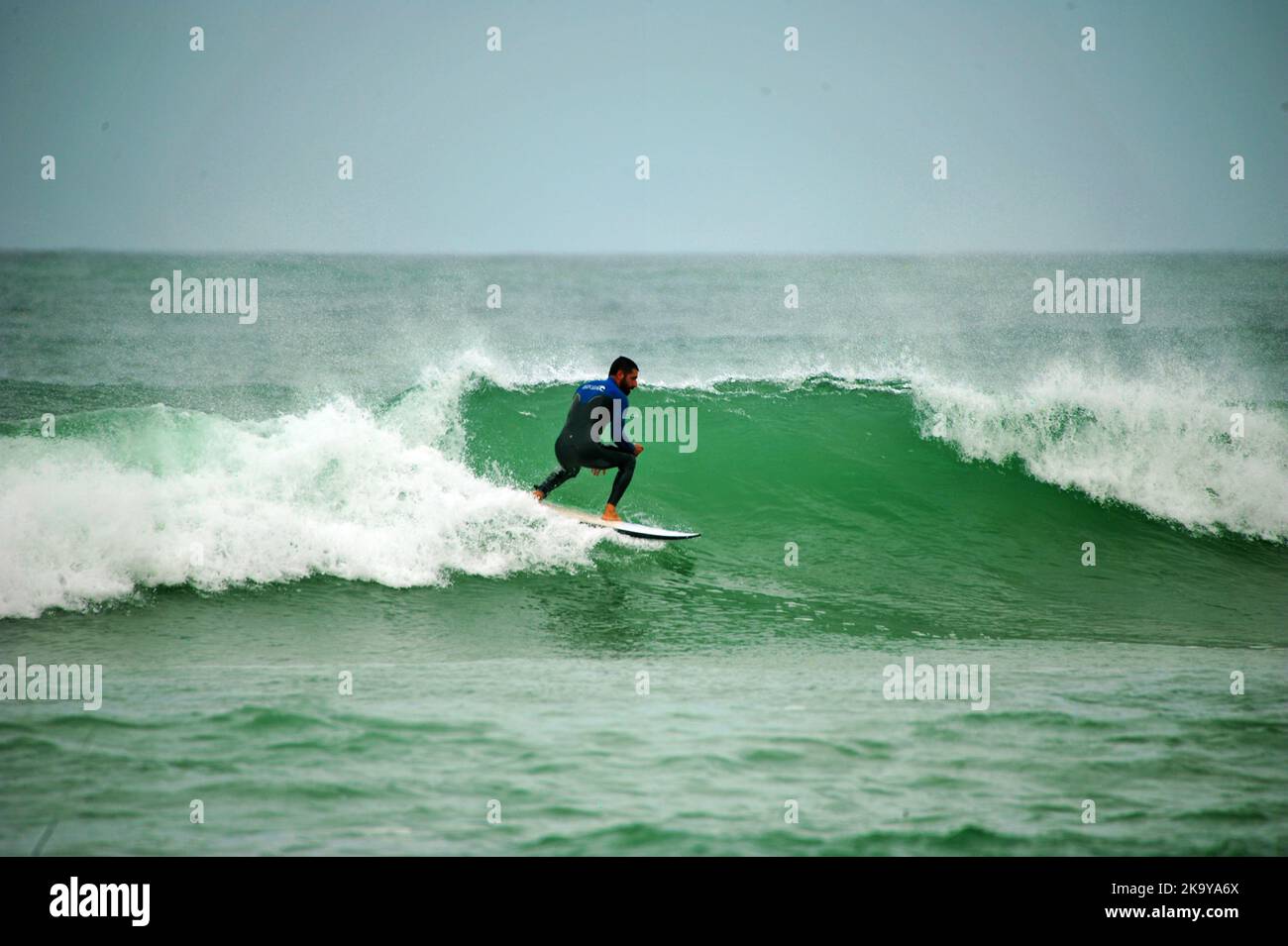 Surf à Peniche, Portugal Banque D'Images