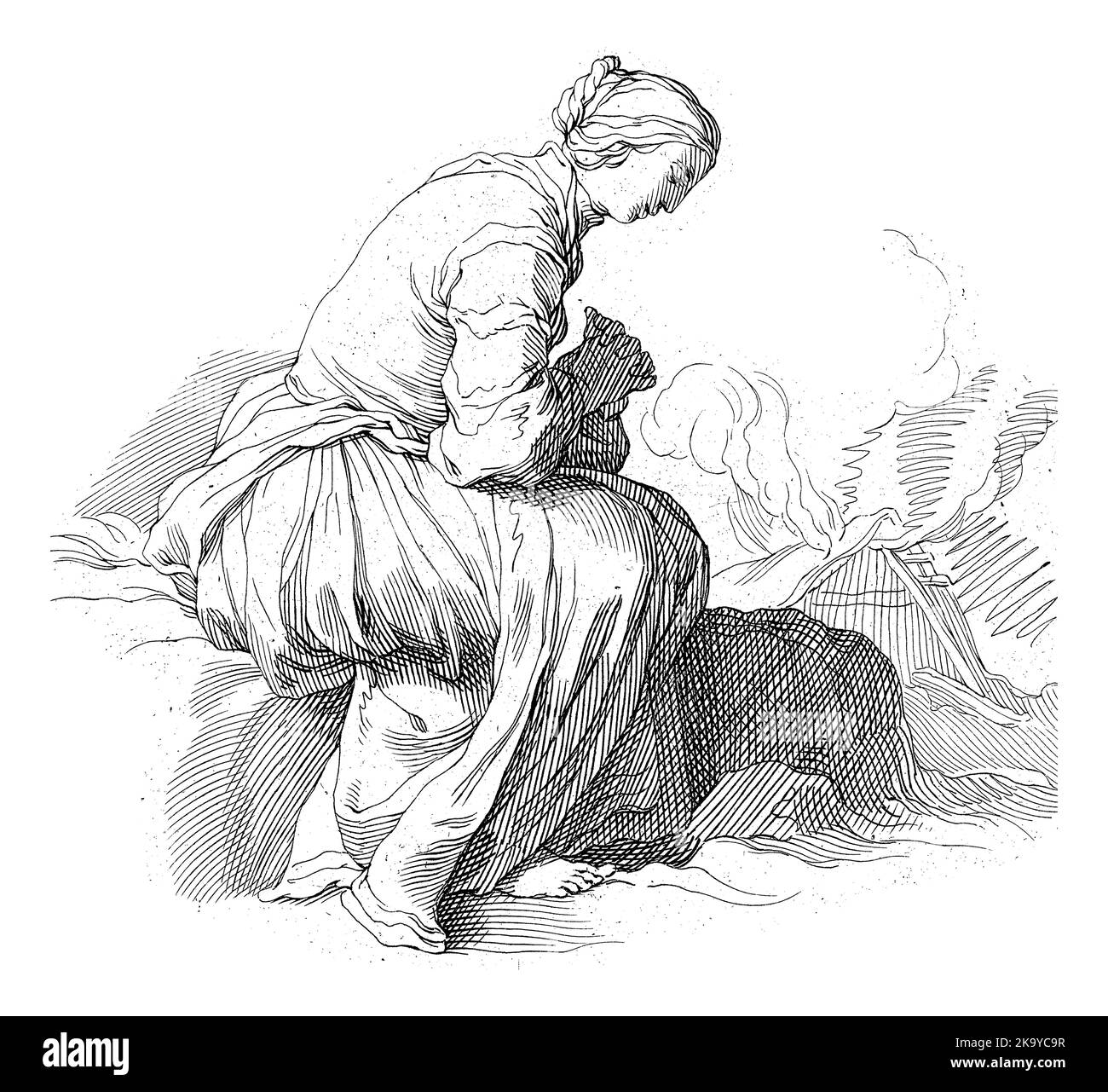Femme assise avec ses mains repliées dans la prière. En arrière-plan une maison en feu. Banque D'Images