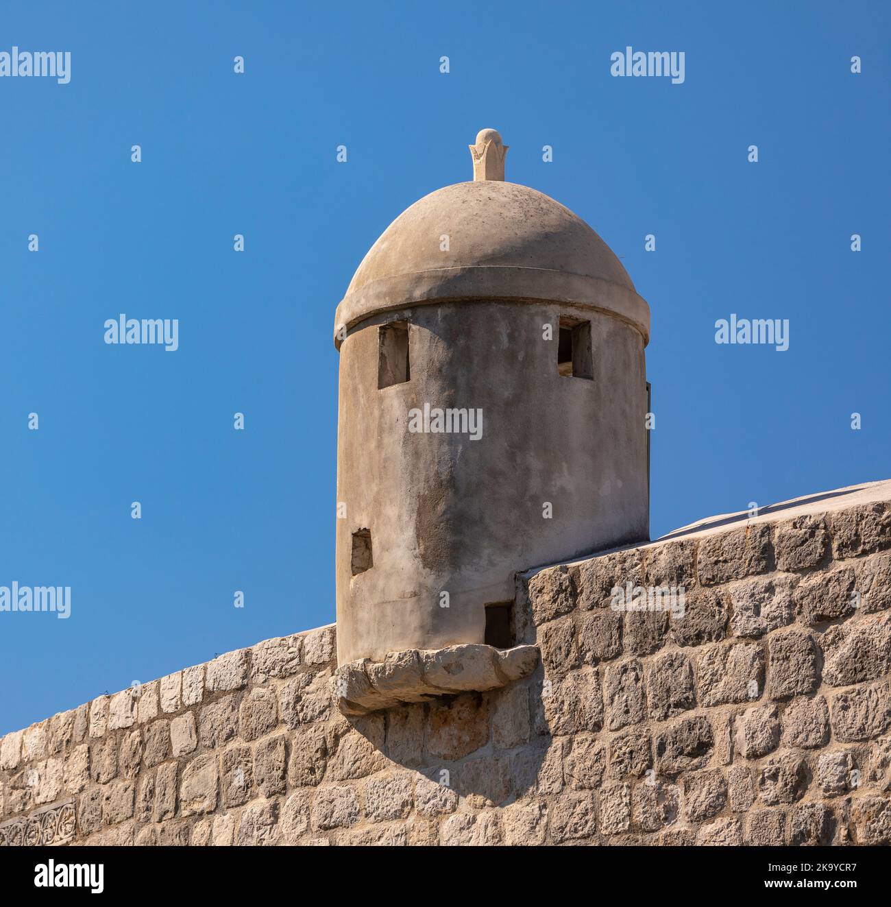 DUBROVNIK, CROATIE, EUROPE - Maison de la Garde sur le mur dans la ville fortifiée de Dubrovnik sur la côte de la Dalmation. Banque D'Images
