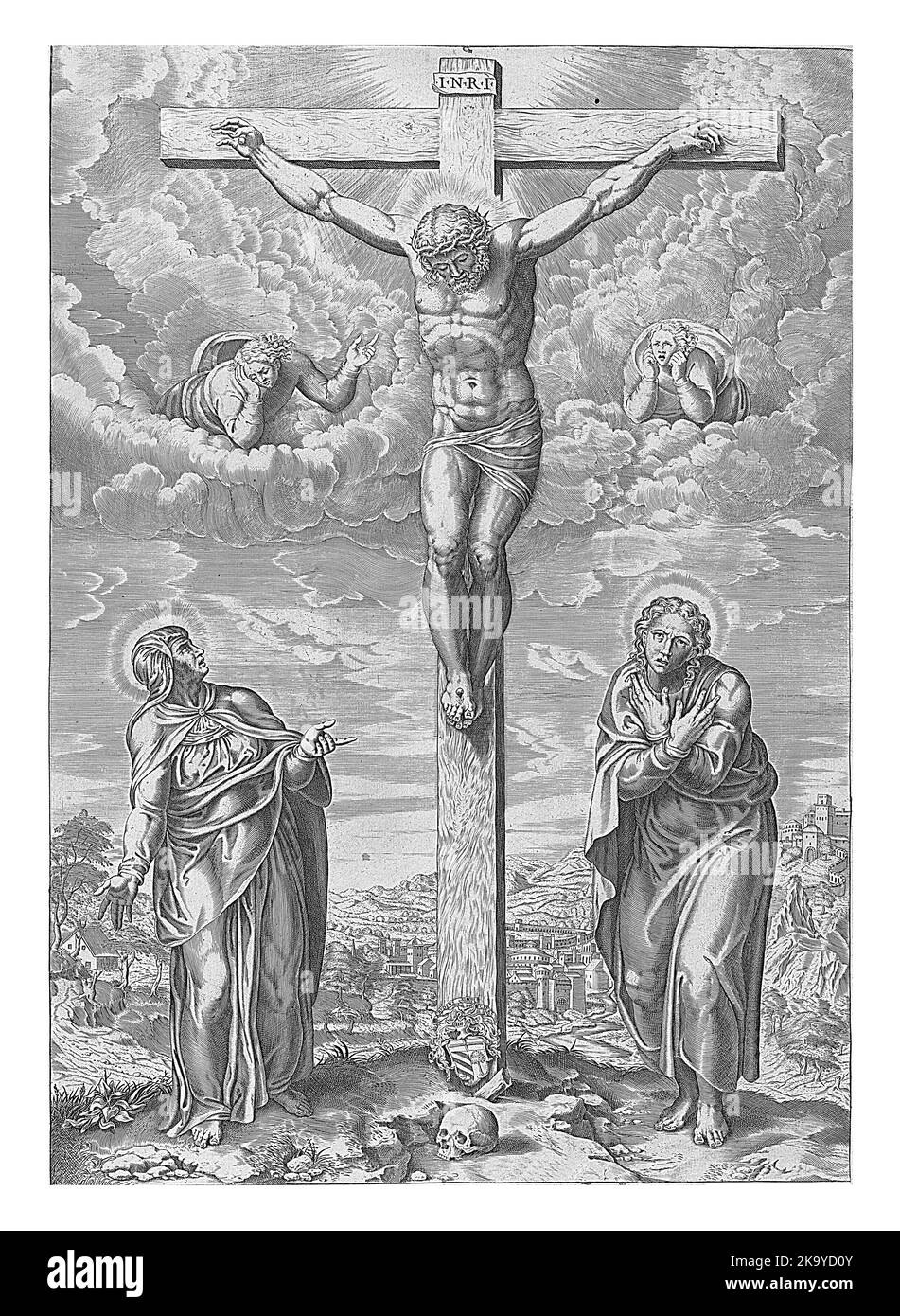 Paysage avec Christ sur la croix flanquée de Marie et Jean. Sur les nuages deux anges en deuil. Banque D'Images