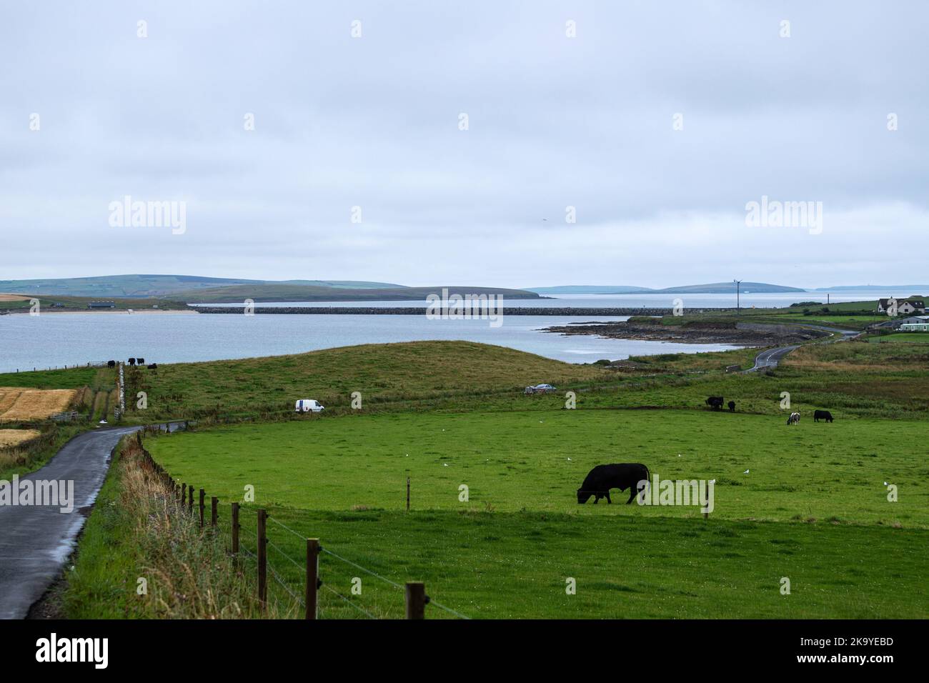 Vue sur Lamb Holm and Causeway, Churchill Barriers, Orkney, Écosse, Royaume-Uni Banque D'Images