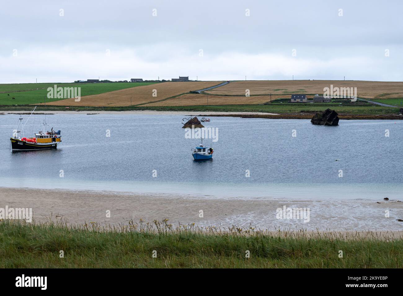 Vue de Burray depuis Glimps Holm and Causeway, Churchill Barriers, Orkney, Écosse, Royaume-Uni Banque D'Images