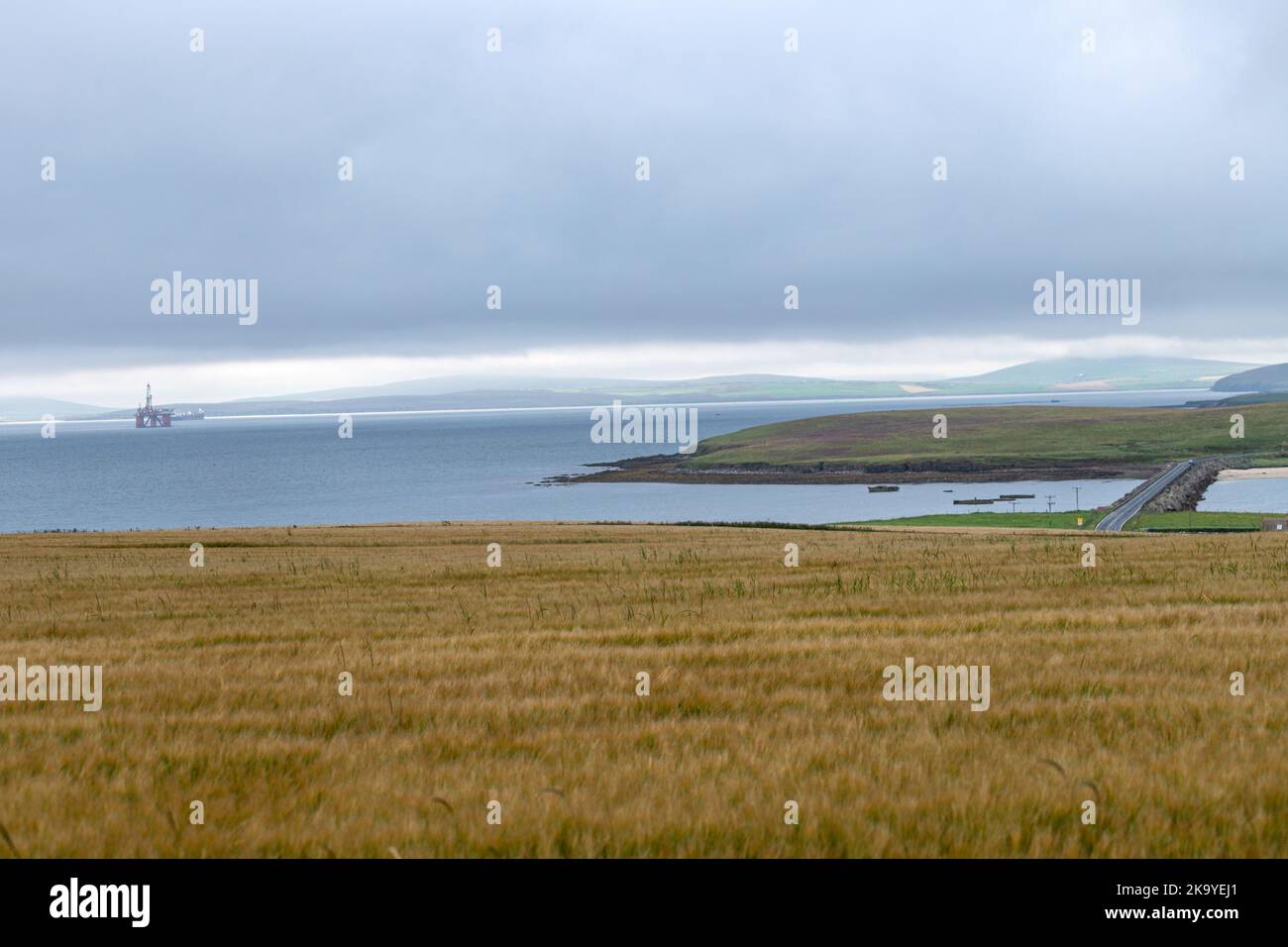 Vue de Glimps Holm and Causeway, Churchill Barriers, à Burray, Orkney, Écosse, ROYAUME-UNI Banque D'Images