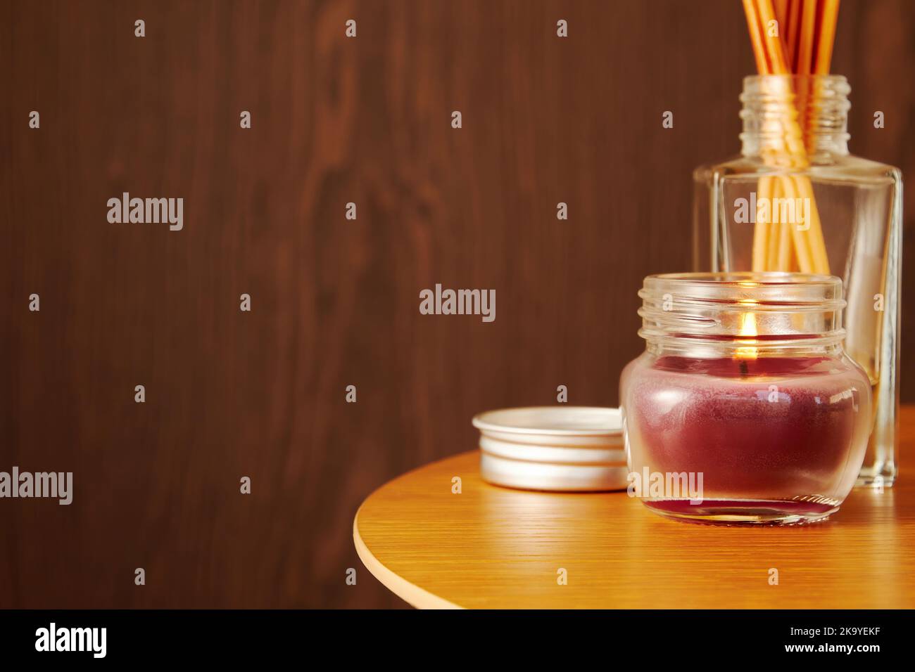 Bougies parfumées, parfums et bâtons sur la table en bois. Intérieur confortable et atmosphère de détente. Espace de copie pour la publicité Banque D'Images