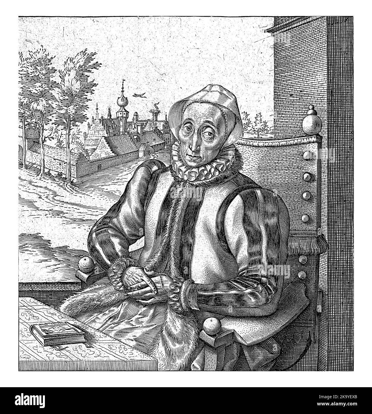 Une vieille femme, avec un chapeau de lin sur sa tête, assise derrière une table avec un livre. En arrière-plan sur la gauche un château ou une ville. Banque D'Images