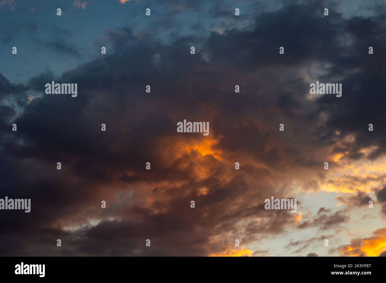 Paysage de nuages spectaculaires au lever du soleil. Des nuages de qualité cinématographique le matin. Photo d'arrière-plan de la nature. Banque D'Images