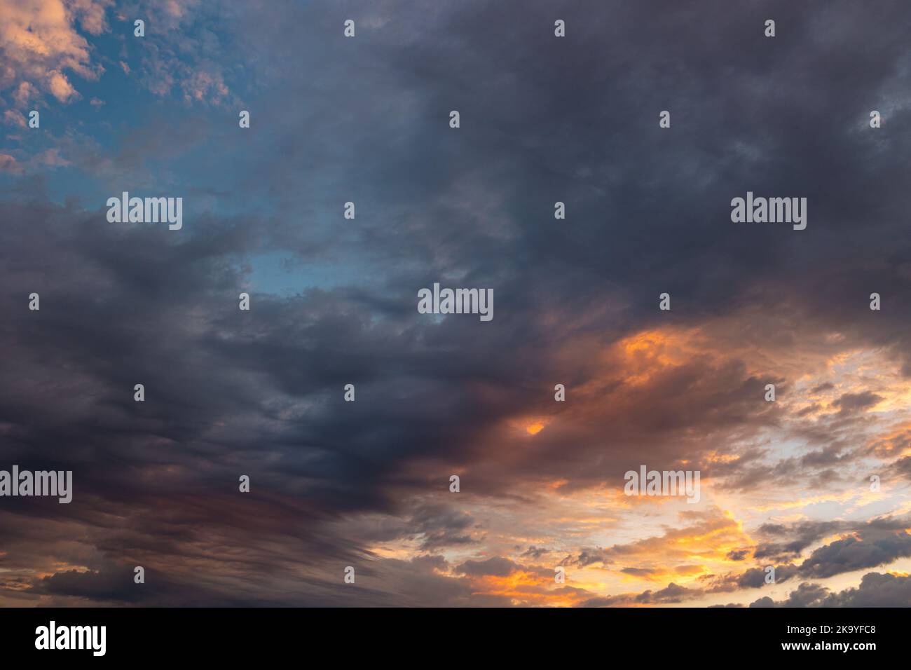 Cloudscape au lever du soleil. Vue sur le ciel le matin avec des nuages spectaculaires. Photo d'arrière-plan de la nature. Banque D'Images