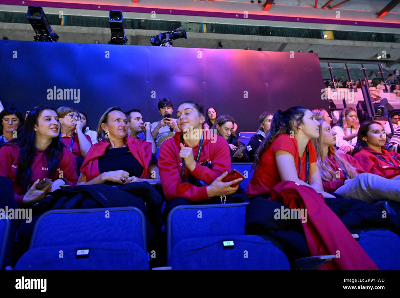 Gymnaste belge Nina Derwael (L) et entraîneure de gymnastique belge Marjorie Heuls (2L), gymnastes belges regardent les qualifications aux Championnats du monde de gymnastique artistique de Liverpool, Royaume-Uni, le dimanche 30 octobre 2022. Les mondes ont lieu de 29 octobre jusqu'à 6 novembre 2022 à Liverpool, au Royaume-Uni. BELGA PHOTO ERIC LALMAND Banque D'Images