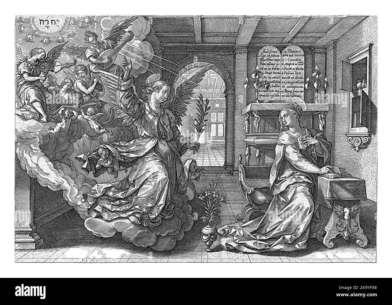 L'ange Gabriel apparaît à Marie, qui lit dans une pièce. Dans son sillage un groupe d'anges musicaux. Sous la représentation des quatrins à Lati Banque D'Images L'ange Gabriel apparaît à Marie, qui lit dans une pièce. Dans son sillage un groupe d'anges musicaux. Sous la représentation des quatrins à Lati Banque D'Images