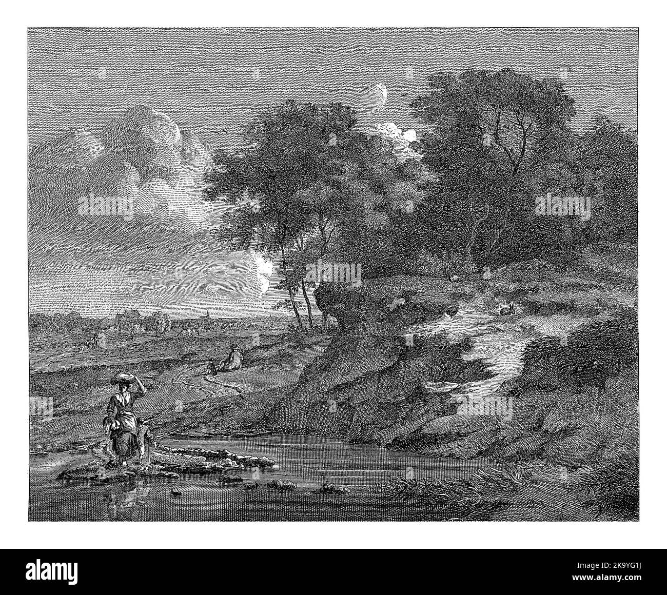 Une femme marche dans un paysage de dune avec un costume sur sa tête. La ville de Haarlem à l'horizon. Banque D'Images