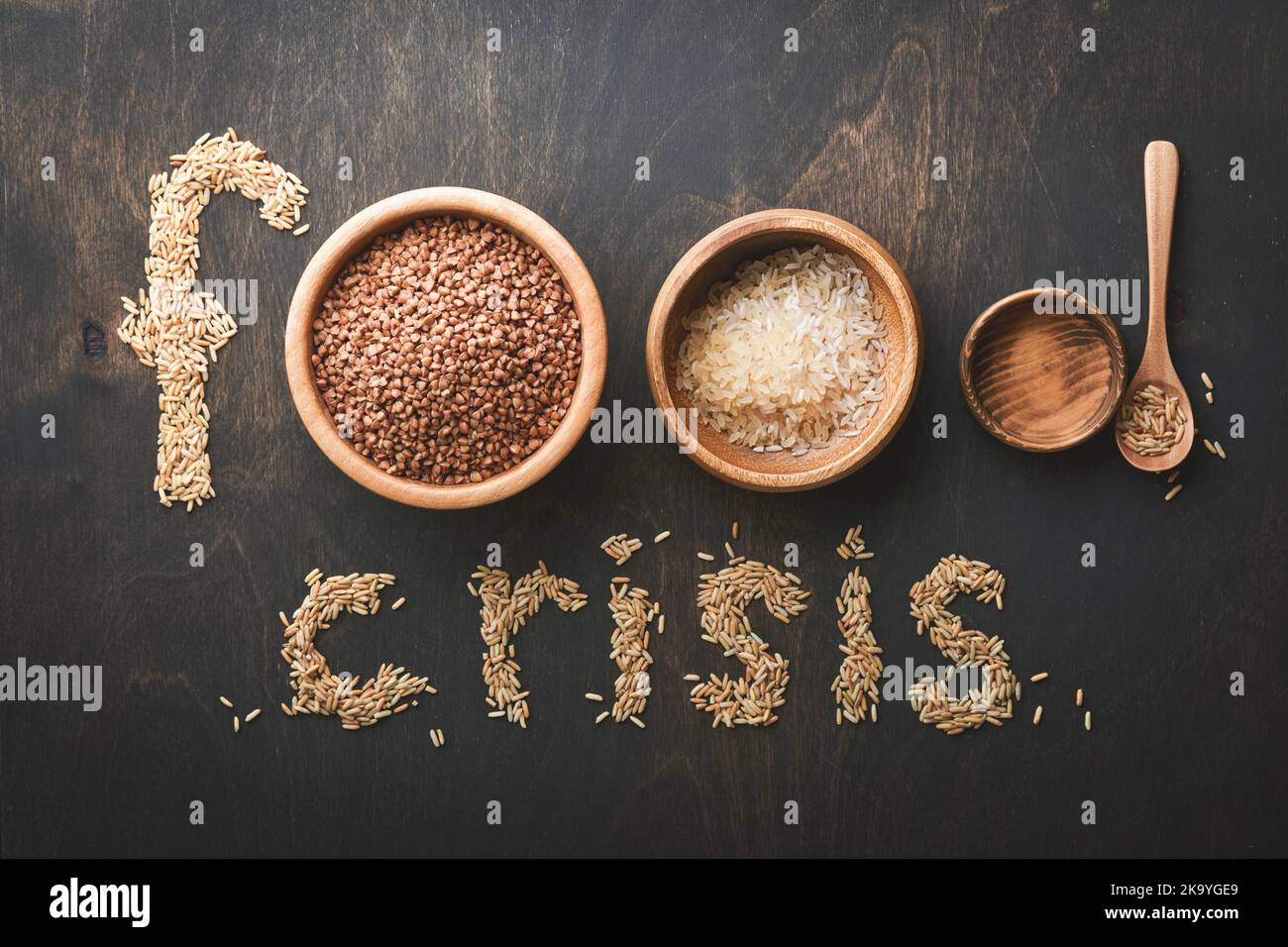 Concept de crise alimentaire mondiale. La réduction des céréales dans les différentes vieilles assiettes comme symbole de la crise alimentaire mondiale. Faim due au manque de grain. Crise alimentaire. P Banque D'Images