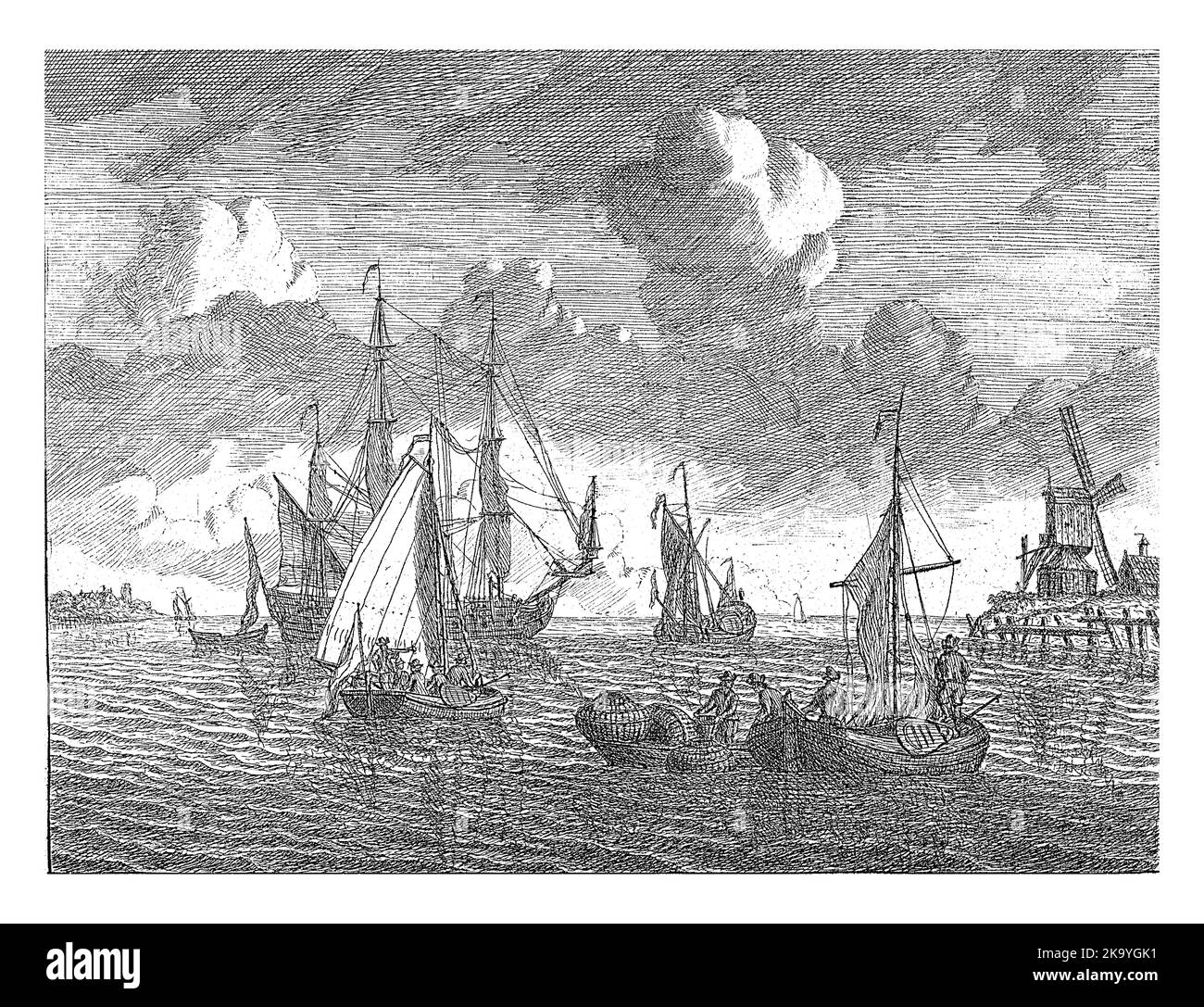Sur une mer calme, les pêcheurs voient leurs prises dans leur bateau. Un navire à trois mâts est à l'ancre. À droite la côte avec un moulin. En arrière-plan o Banque D'Images