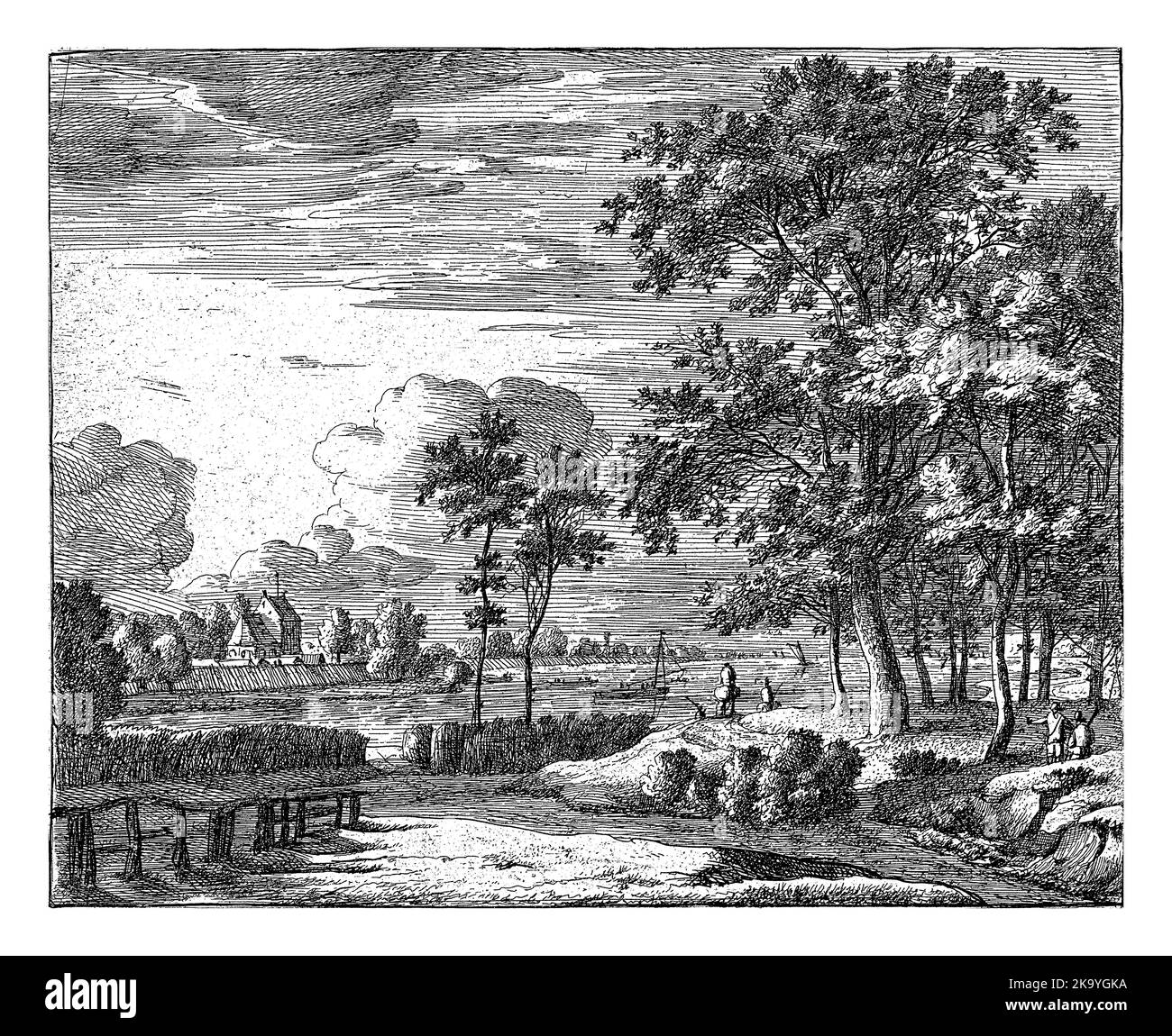 Vue depuis la rivière Maas sur le village de Hedikhuizen et l'église. Sur la droite quelques passants et un certain nombre de bateaux sur la rivière. Banque D'Images