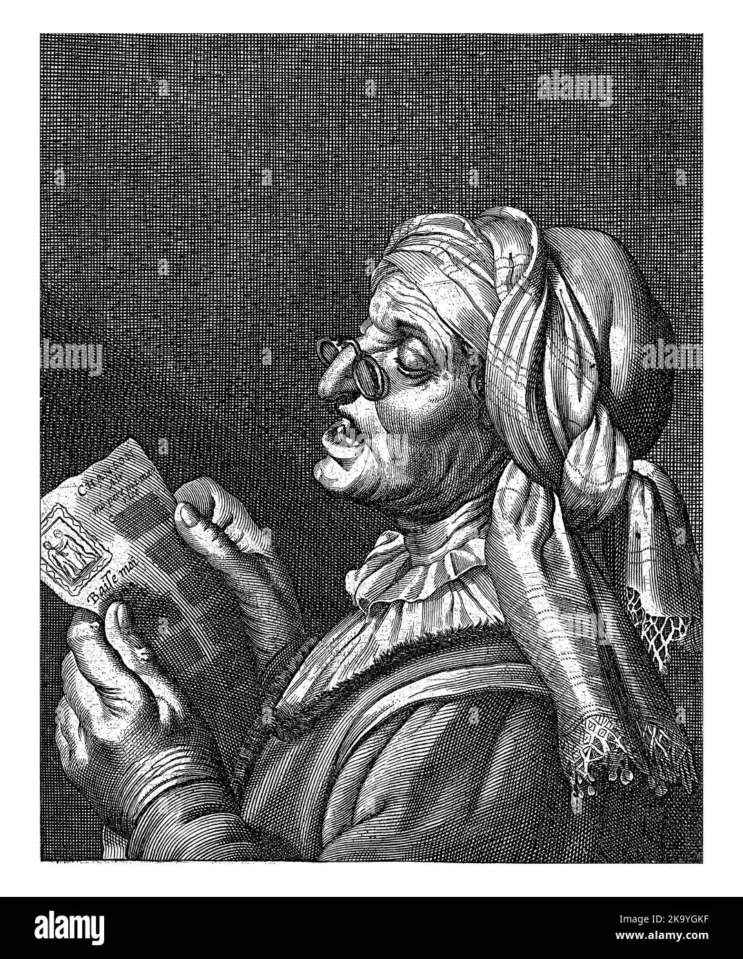 La vieille femme avec des lunettes sur son nez crocheté chante une chanson qu'elle lit d'une feuille de papier devant elle. Verset français dans la marge inférieure. Banque D'Images
