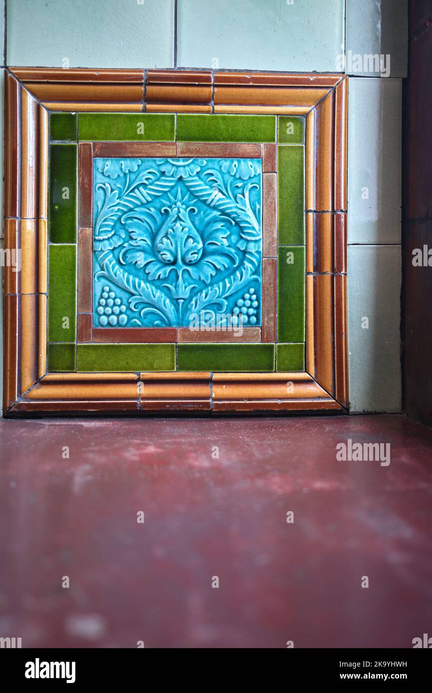 Carreaux de céramique dans le Pierhead Building Cardiff Bay South Wales UK Banque D'Images