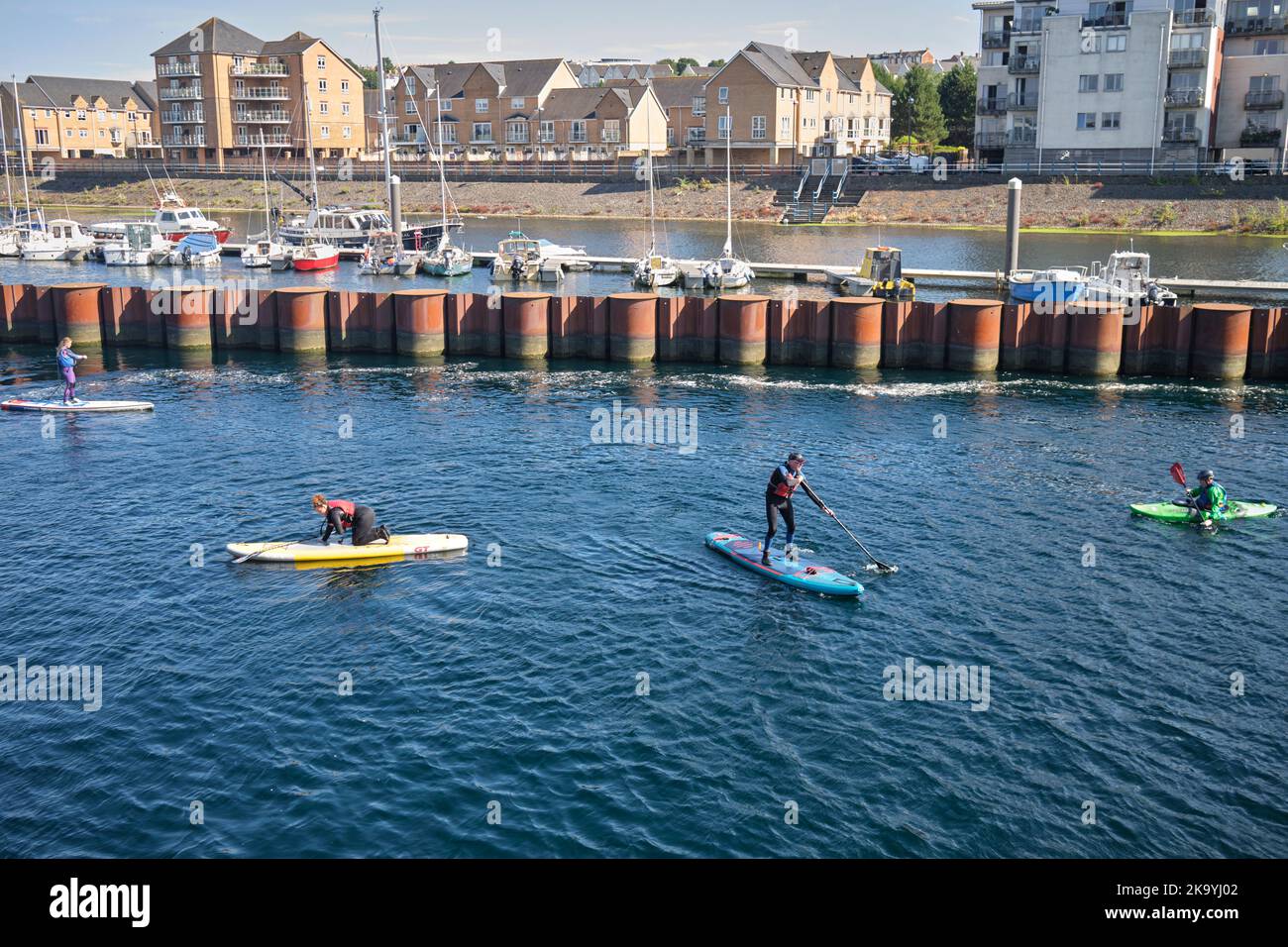 Cours de paddleboard au Cardiff International White Water Watersports Centre Cardiff South Wales UK Banque D'Images