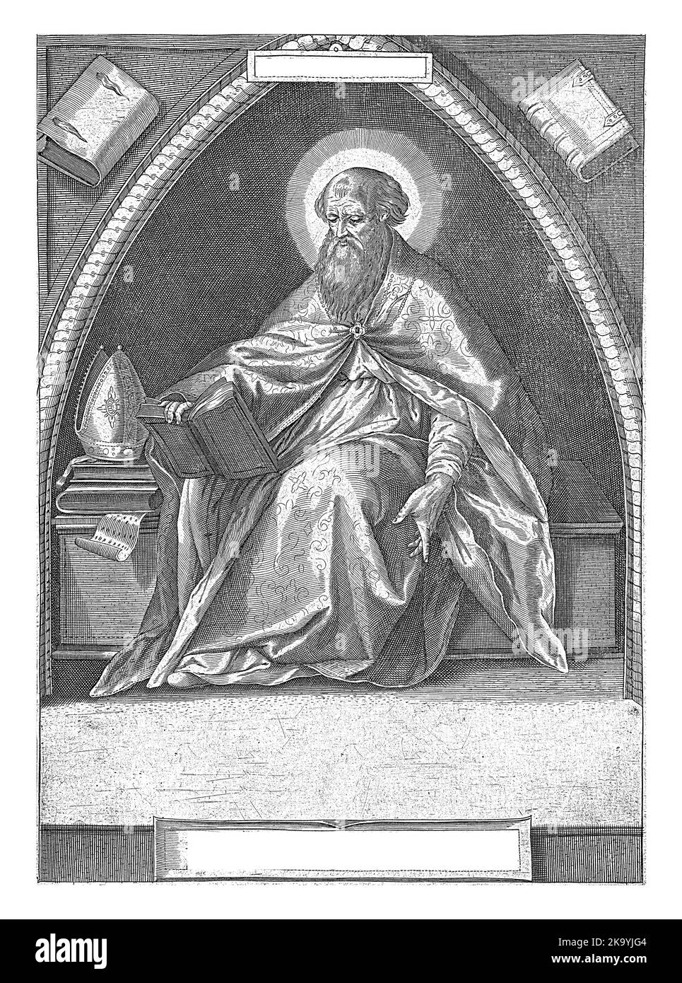 Saint Augustine, évêque d'Hippo, assis dans une chapelle d'église. Il porte les robes de l'évêque et son onglet se trouve à côté de lui sur quelques livres. Banque D'Images