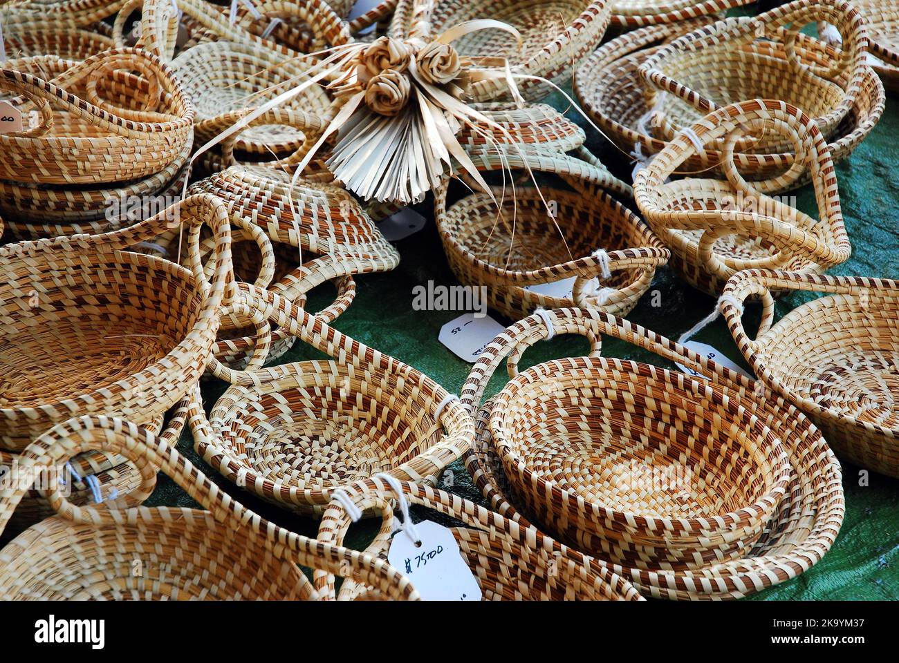 Le Sweetgrass artisanal, un petit pays traditionnel de Caroline du Sud de l'artisanat de la culture du Gullah, est en exposition au marché de la ville de Charleston Banque D'Images