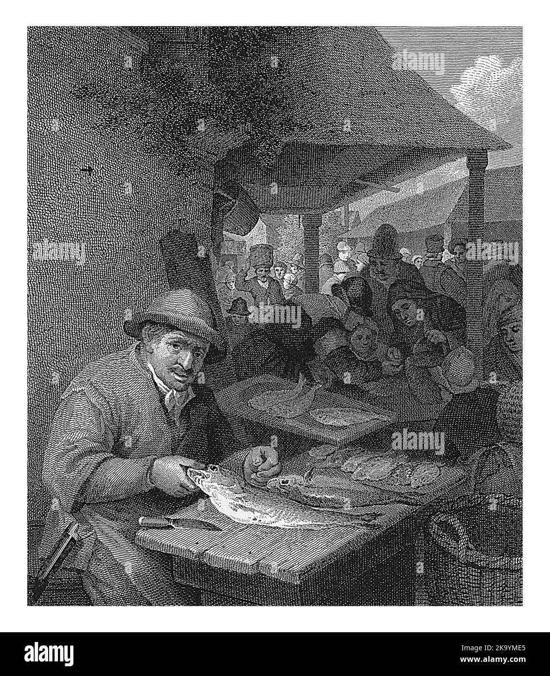 Un poissonnier est assis derrière son stand sur le marché. Il montre son poisson. À côté de lui est un couteau pour nettoyer le poisson pour l'acheteur. Banque D'Images