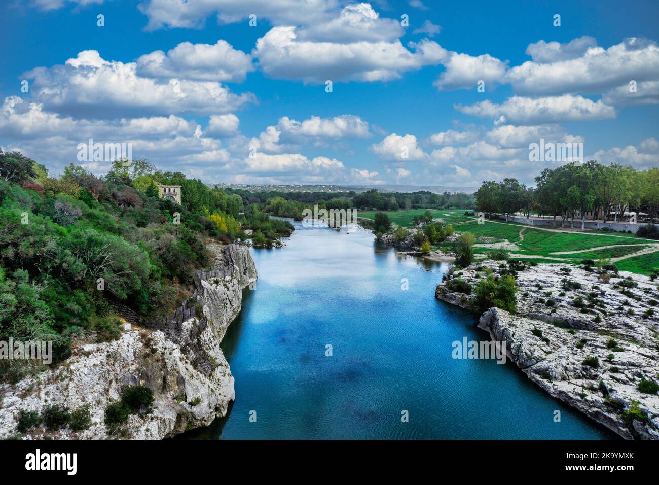 La rivière Gandon à Pont du Gard, en France, près de l'aqueduc romain du 1st siècle. Banque D'Images