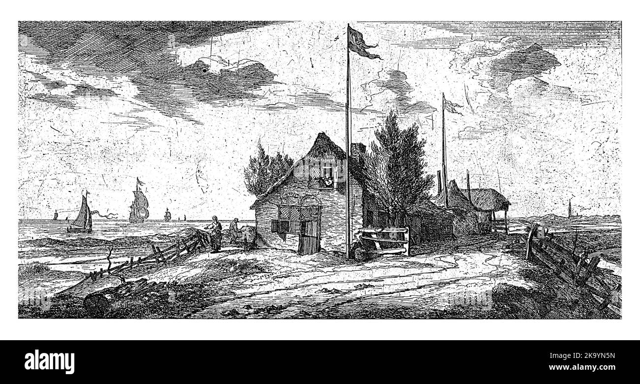 Une maison de poste sur la rive d'une rivière. Au dernier étage se trouve un postier à l'affût des navires. Il s'en va avec des jumelles. Banque D'Images