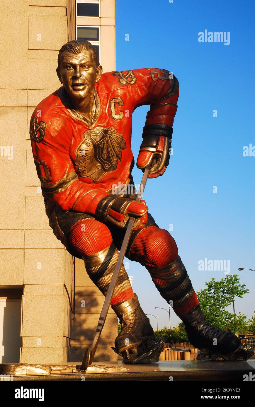 Une sculpture de Stan Mikita, du hockey des Blackhawks de Chicago, est en honneur devant le Centre Uni Banque D'Images