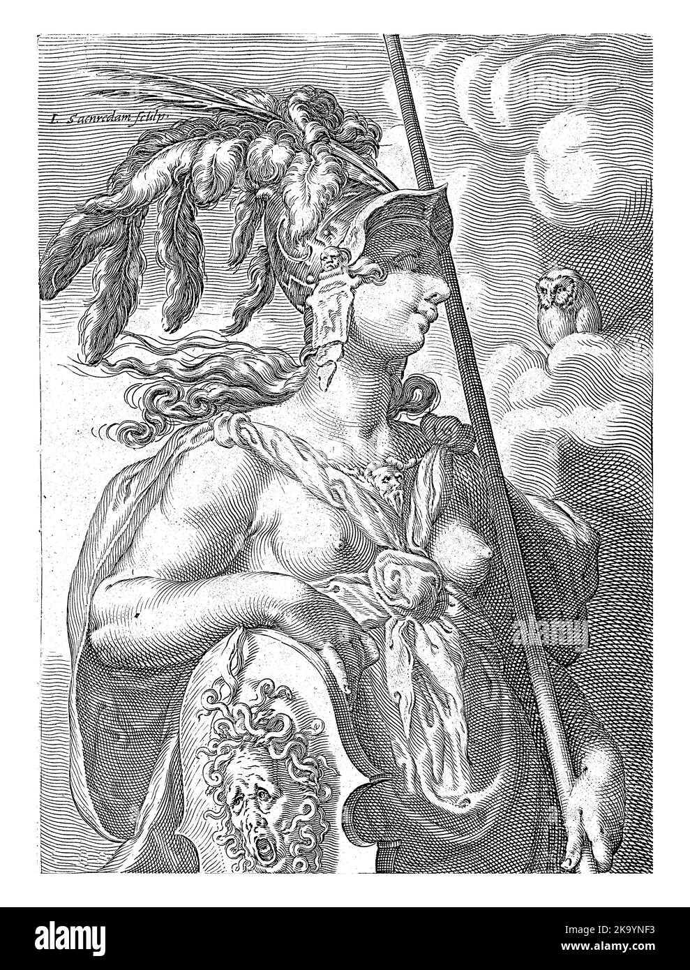 Minerva, avec un casque, une lance et le bouclier de Medusa. Elle regarde un hibou dans les nuages. Banque D'Images