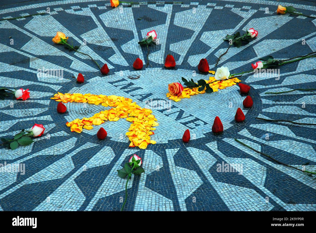 Les pétales de fleurs sont disposés dans un symbole de paix sur une mosaïque intitulée imagine, un mémorial à Beatle John Lennon dans Strawberry Fields, Central Park Banque D'Images