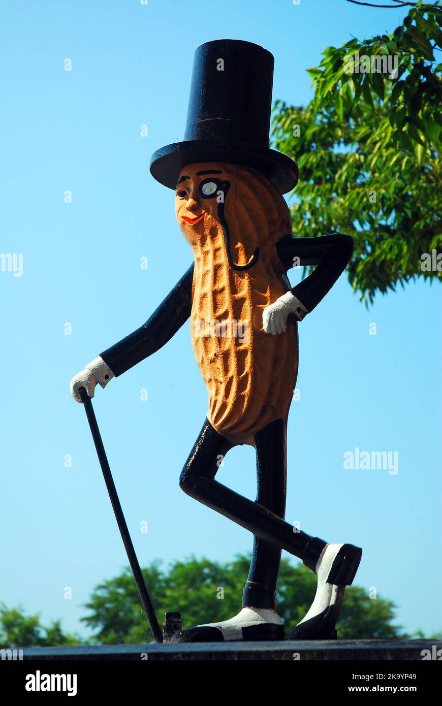 Une statue de M. Peanut, de Planters Peanut se trouve au cœur du centre-ville de Suffolk, en Virginie, lieu de naissance du légendaire personnage publicitaire Banque D'Images