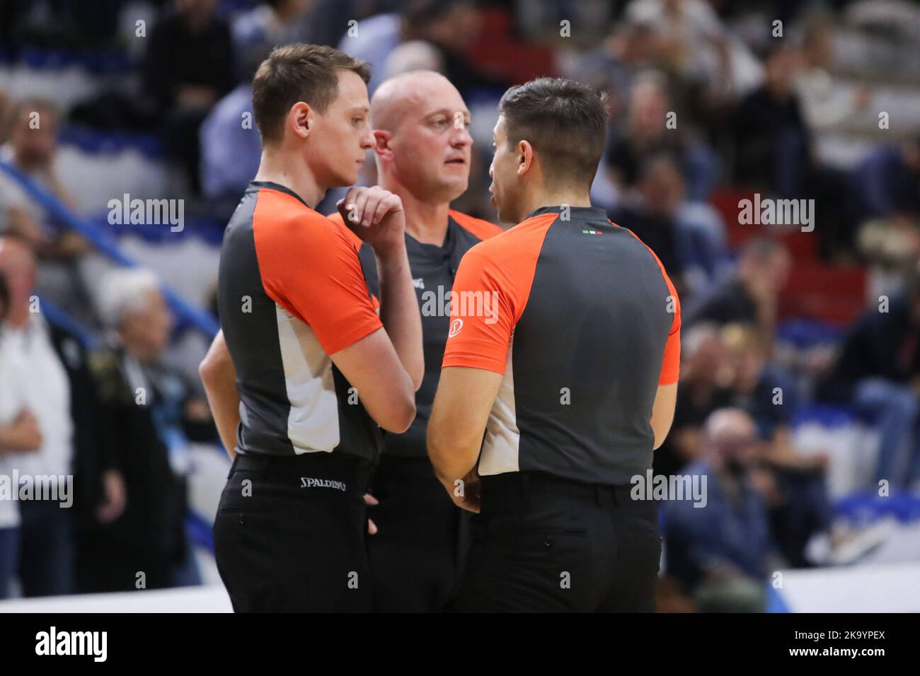 30 octobre 2022, Cremona, Italie: Cremona, Italie, PalaRadii, 30 octobre 2022, Refree pendant le championnat de basket de Vanoli Cremona vs Kiengia Rieti - Championnat italien de basket-ball série A2 hommes. (Credit image: © Matteo Casoni/LPS via ZUMA Press Wire) Banque D'Images