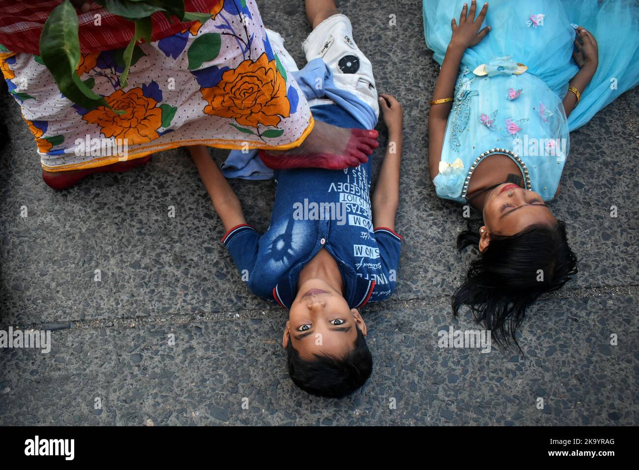 Kolkata, Bengale occidental, Inde. 30th octobre 2022. Une femme hindoue passe devant les enfants dans un rituel cherchant des bénédictions pour l'enfant du Dieu du Soleil pendant le festival religieux de Chhath Puja à Kolkata. (Credit image: © Sudipta Das/Pacific Press via ZUMA Press Wire) Banque D'Images