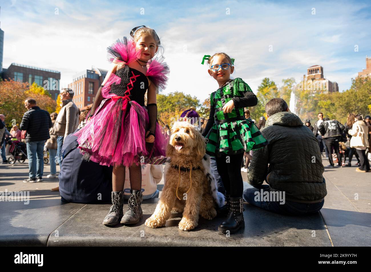 New York, États-Unis. 30th octobre 2022. Des personnes et des animaux de compagnie participent au concours de défilé et de costume de la Fête des chiens à Washington Square Park on 30 octobre 2022 à New York, NY (photo par Matthew Rodier/Sipa USA) Credit: SIPA USA/Alay Live News Banque D'Images