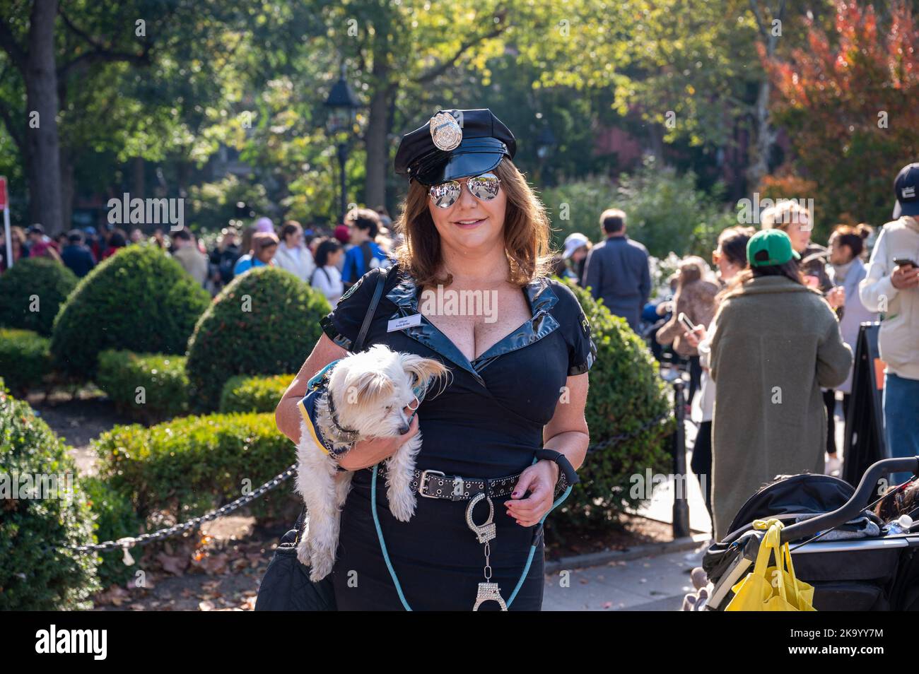 New York, États-Unis. 30th octobre 2022. Des personnes et des animaux de compagnie participent au concours de défilé et de costume de la Fête des chiens à Washington Square Park on 30 octobre 2022 à New York, NY (photo par Matthew Rodier/Sipa USA) Credit: SIPA USA/Alay Live News Banque D'Images