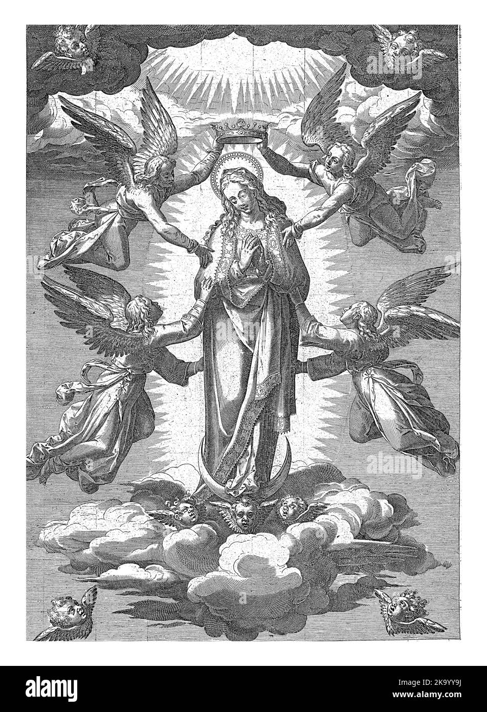 Marie est couronnée par deux anges. Deux autres anges la tirent dans le ciel. Elle se tient sur un croissant de lune dans les nuages. Banque D'Images