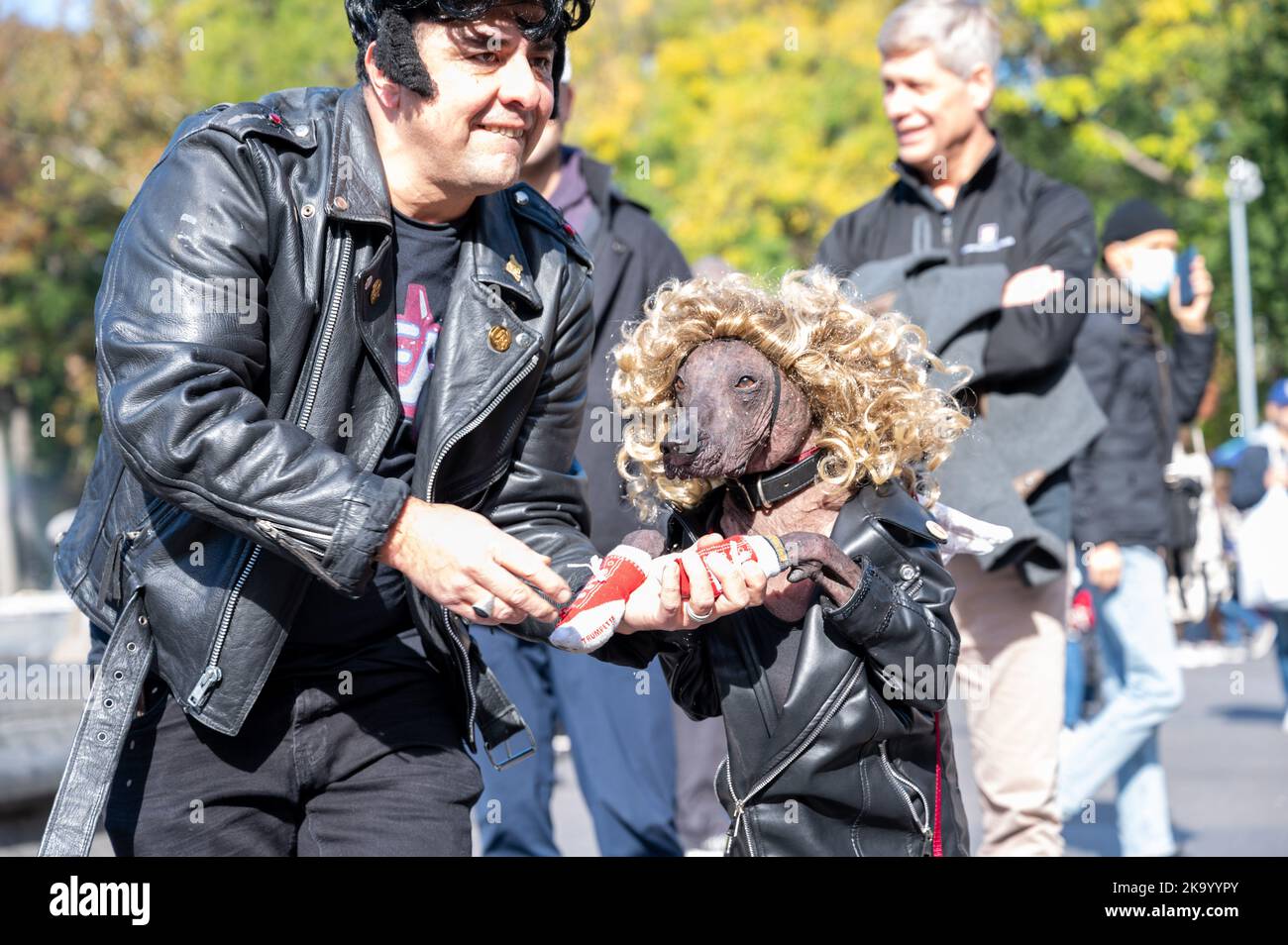 New York, États-Unis. 30th octobre 2022. Des personnes et des animaux de compagnie participent au concours de défilé et de costume de la Fête des chiens à Washington Square Park on 30 octobre 2022 à New York, NY (photo par Matthew Rodier/Sipa USA) Credit: SIPA USA/Alay Live News Banque D'Images