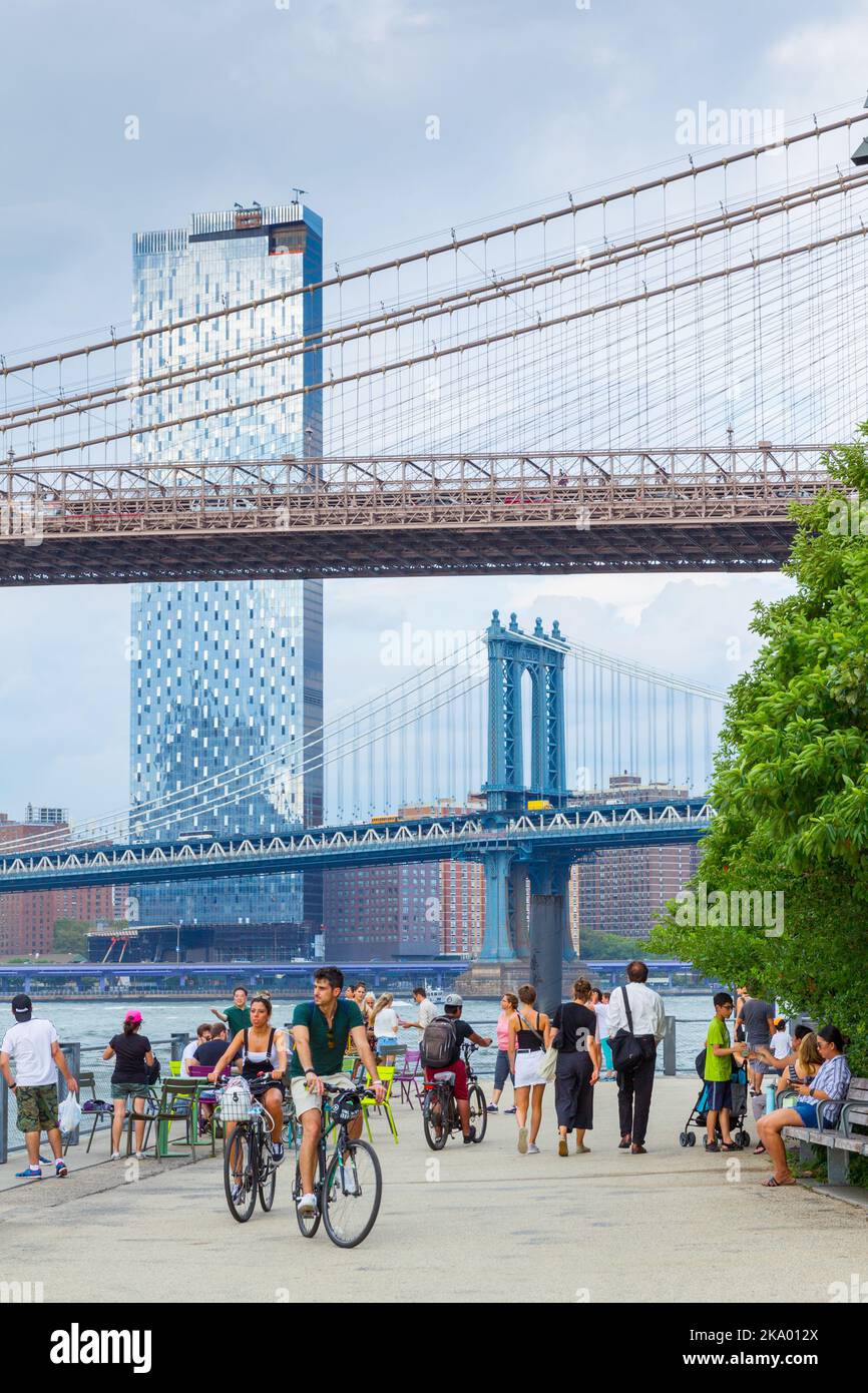 Le quartier de Two Bridges, y compris le pont de Brooklyn et le pont de Manhattan, vu depuis l'embarcadère 1 du Brooklyn Bridge Park à Brooklyn, New York, Banque D'Images