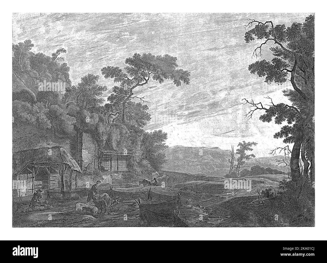 Dans un paysage vallonné, les moutons se tiennent à l'intérieur d'une clôture. Un homme cisaille un mouton, un autre prend le mouton. Sur la gauche, une construction stable et surcultivée Banque D'Images