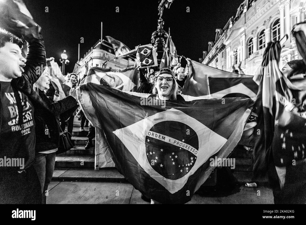 L'image en noir et blanc des partisans de Bolsonaro se célèbre à Piccadilly, Londres, avant les résultats du scrutin. Banque D'Images