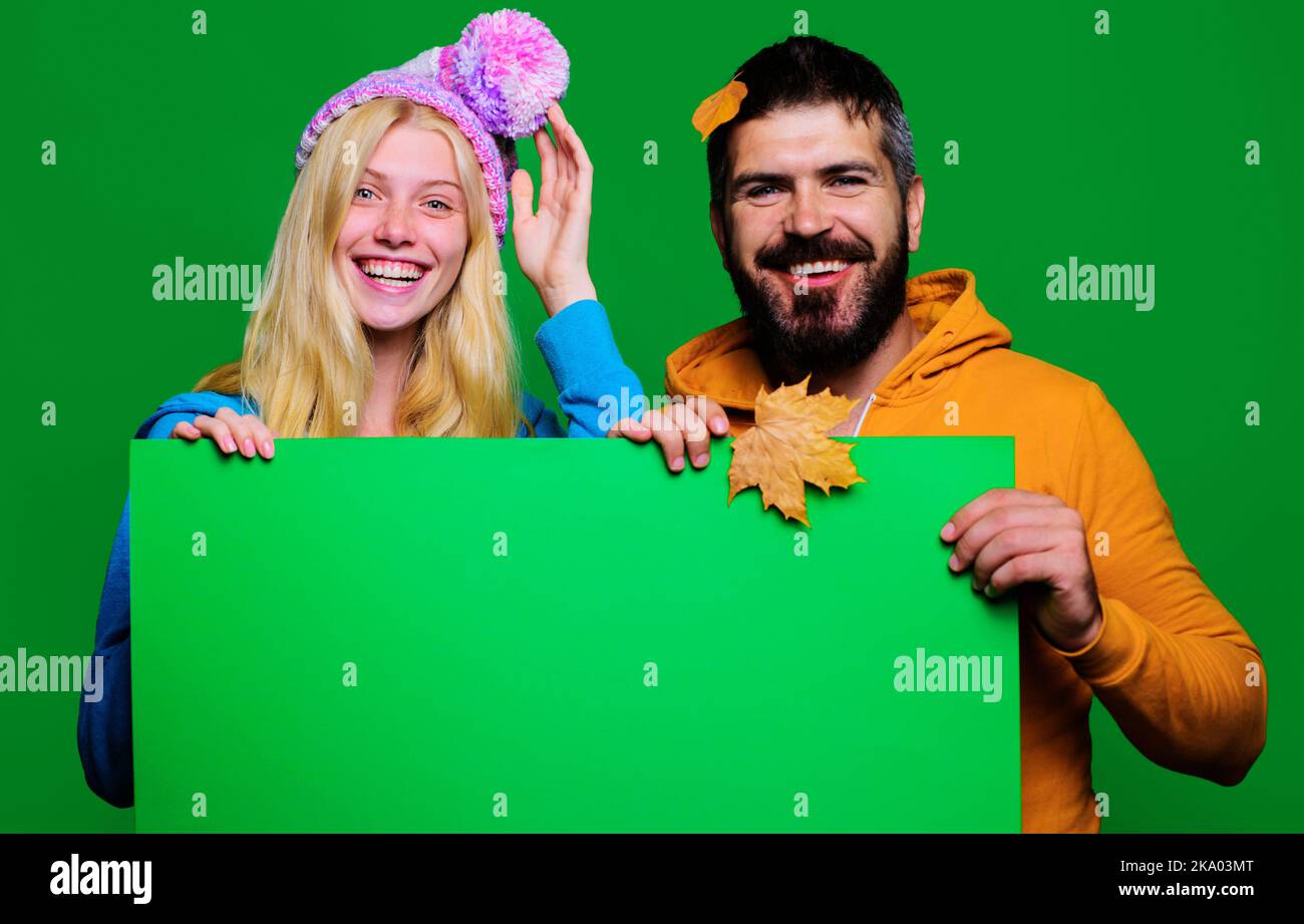 Couple heureux avec tableau vide pour la publicité, le texte ou le slogan. Ventes d'automne. Bannière du Vendredi fou. Banque D'Images
