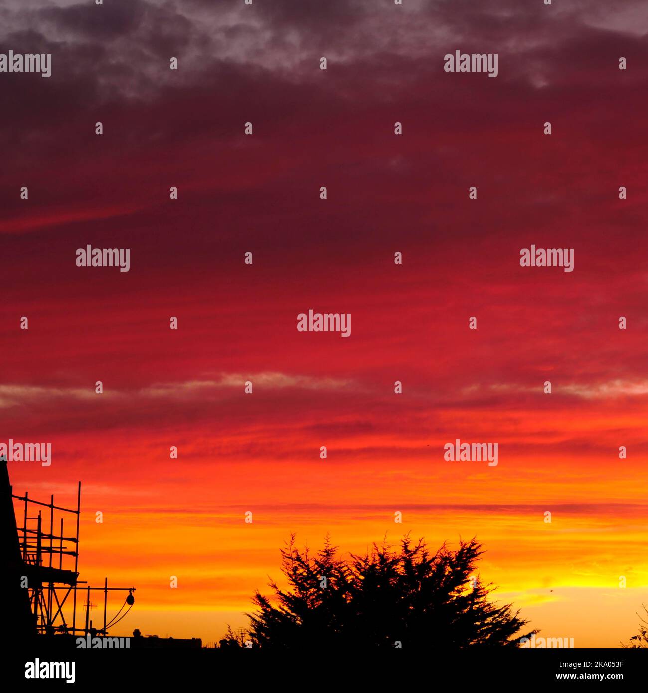 AJAXNETPHOTO. OCTOBRE 2022. WORTHING, ANGLETERRE. - LUEUR AUTOMNALE - HÉMISPHÈRE NORD. BÂTIMENT DE NUAGE DE COUCHE STRATUS TEL QUE SUN SE PLACE SUR WEST WORTHING.PHOTO:JONATHAN EASTLAND/AJAX. REF:GX8_222410_236 Banque D'Images