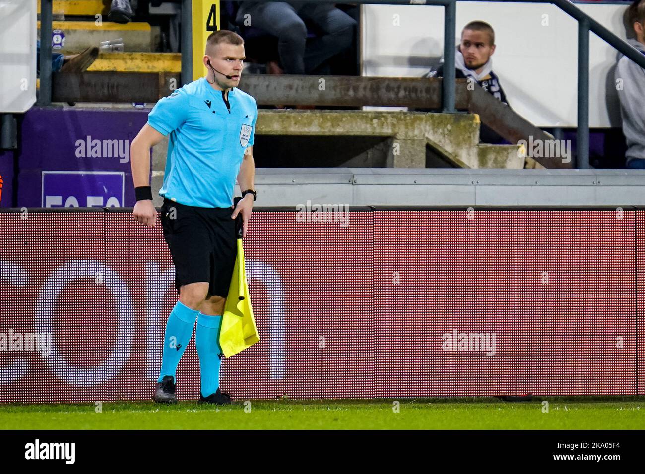 BRUXELLES, BELGIQUE - OCTOBRE 27 : arbitre adjoint Mangirdas Mirustikas lors du match de la Ligue des conférences Europa du Groupe B - UEFA entre le RSC Anderlecht et la FCSB au Parc Lotto sur 27 octobre 2022 à Bruxelles, Belgique (photo de René Nijhuis/Orange Pictures) Banque D'Images