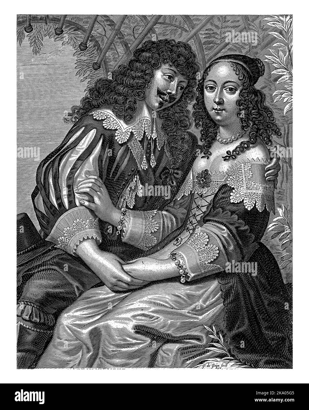 Un couple noble sous une roseraie. L'homme tient la main de la femme et penche vers l'avant. La femme tient le bras supérieur de l'homme. Banque D'Images