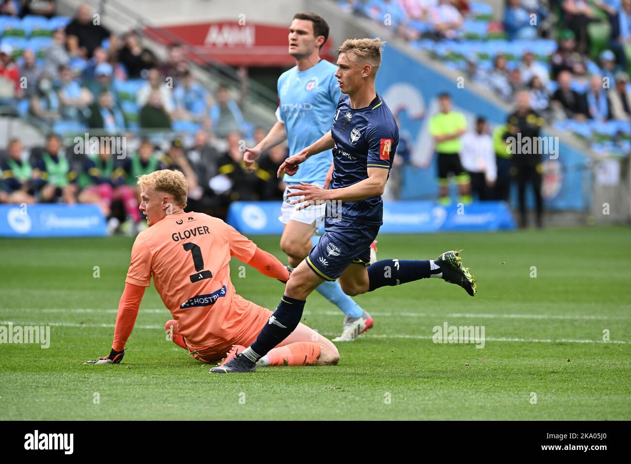 Melbourne, Australie. 30 octobre 2022. Melbourne City / Wellington Phoenix. Le gardien de ville Thomas Glover regarde en arrière tandis que Ben Waine prend un coup sur le but. Banque D'Images